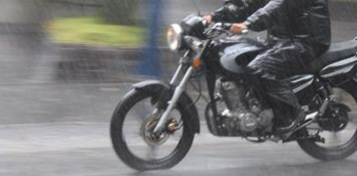 Riscos para motociclistas são maiores sob chuva