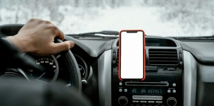 Veja o que diz a lei sobre usar celular no suporte do carro