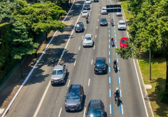 Faixa Azul para motos será ampliada para mais 220 km de vias em São Paulo