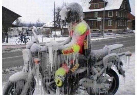 Vai andar de moto no inverno? Esses itens não podem faltar