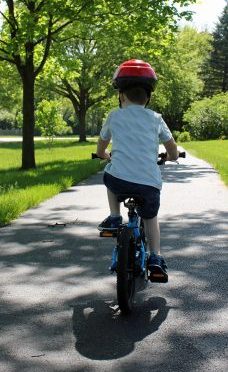 Como transportar e andar de bicicleta com crianças de forma segura